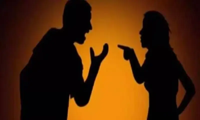 Couple fight at bus stand.