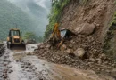 ऋषिकेश में लक्ष्मणझूला-नीलकंठ मार्ग पर भारी भूस्खलन, मलबे में दबी JCB; ऑपरेटर ने कूदकर बचाई जान