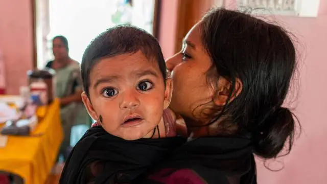 करवाचौथ के दिन पत्नी और बेटी को घर से निकाला, बेटा न होने और दहेज कम मिलने पर पत्थर से मारा
